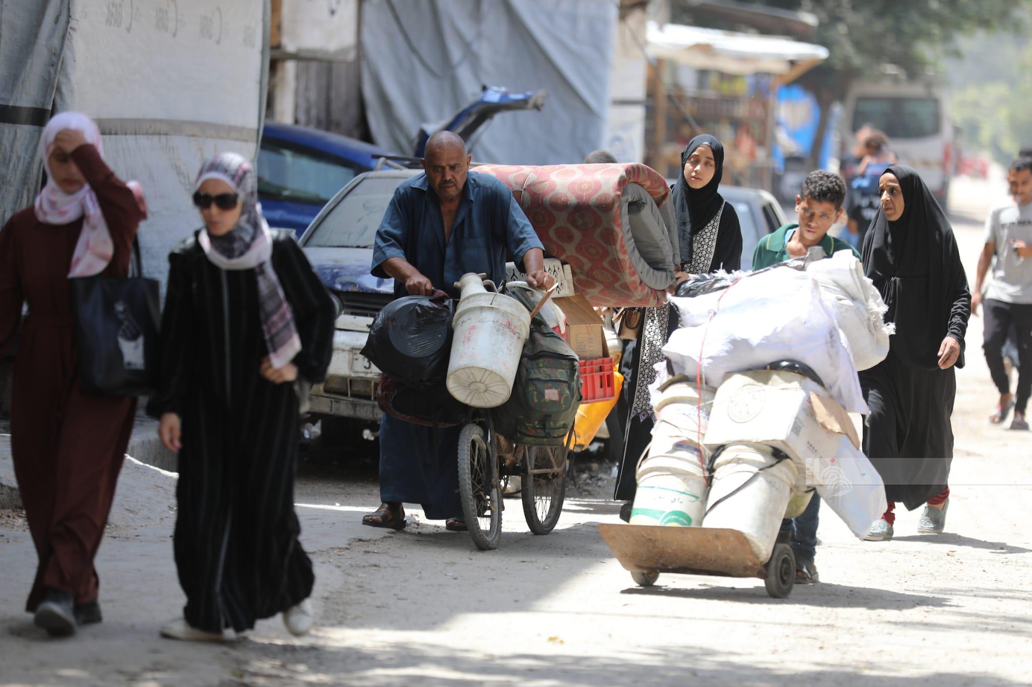 مواطنون ينزحون من حي الصبرة بمدينة غزة بعد إصدار الاحتلال الإسرائيلي أوامر إخلاء للمنطقة